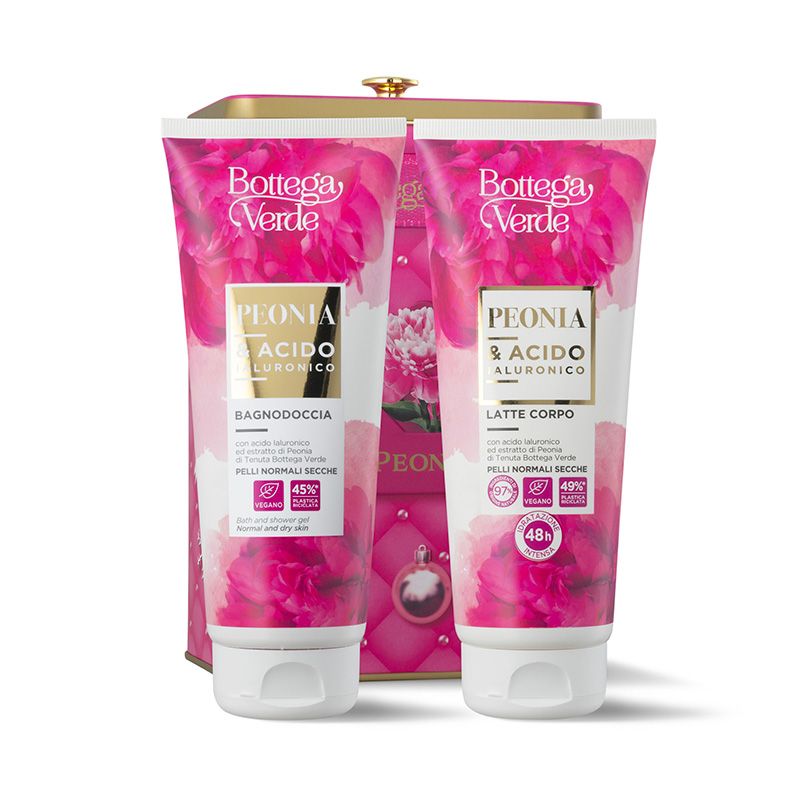 Un set regalo Bottega Verde con due tubi di prodotti Peonia e una confezione abbinata. I tubi contengono bagnoschiuma e latte corpo con acido ialuronico. La confezione e i tubi sono decorati con peonie rosa. I nomi dei marchi e dei prodotti sono ben visibili sui tubi.
