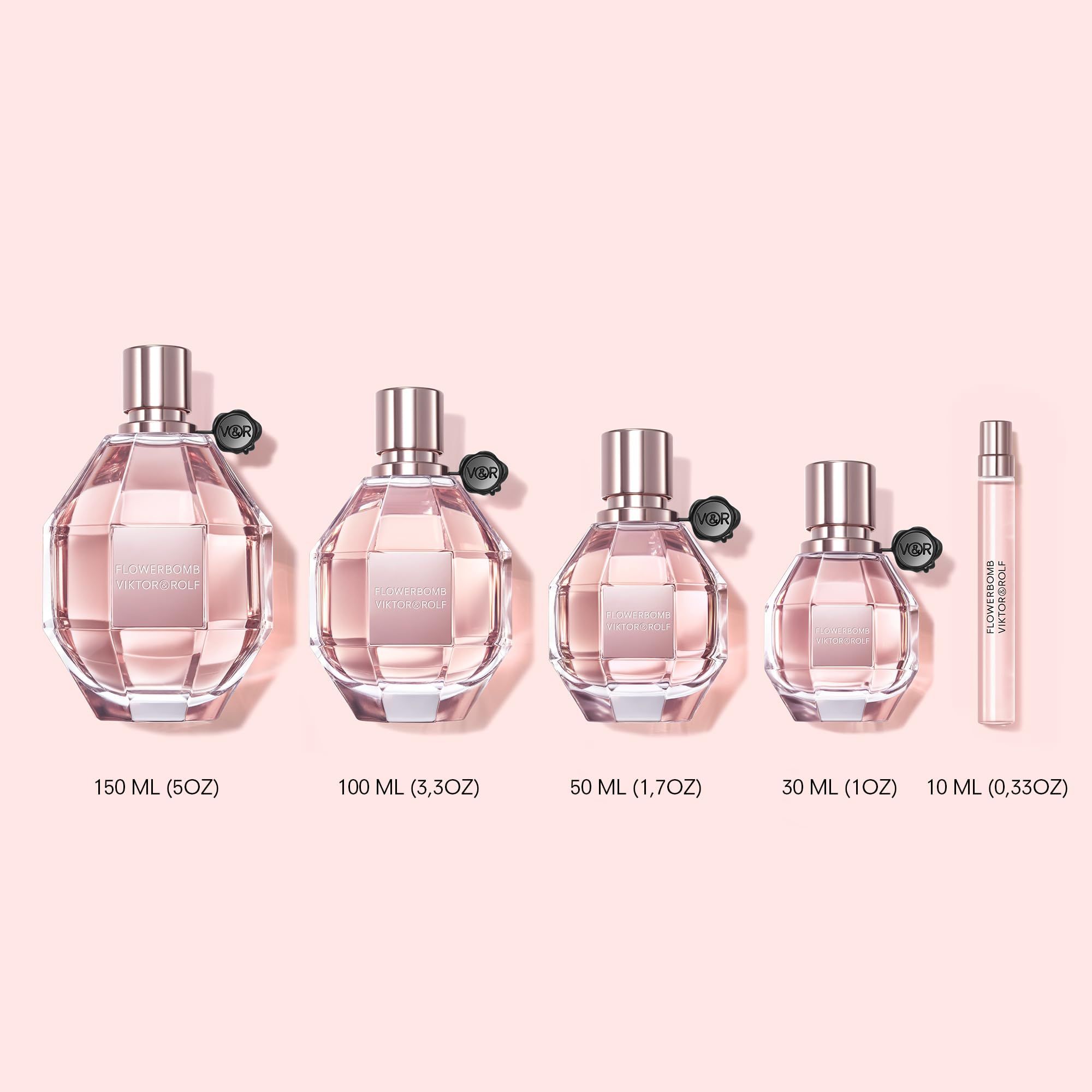 Fünf Flowerbomb-Parfümflakons von Viktor & Rolf in verschiedenen Größen. Von 150 ml bis 10 ml. Rosa Hintergrund.