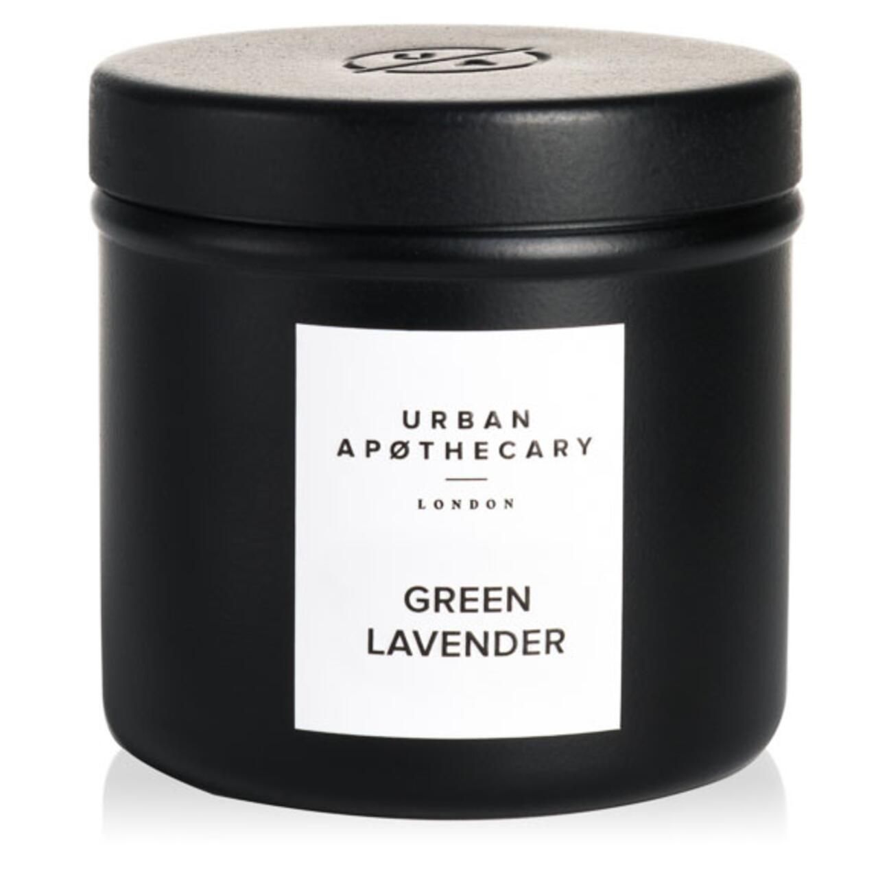 Schwarze Kerze mit Deckel. Weißes Etikett mit "Urban Apothecary London" und "Green Lavender".