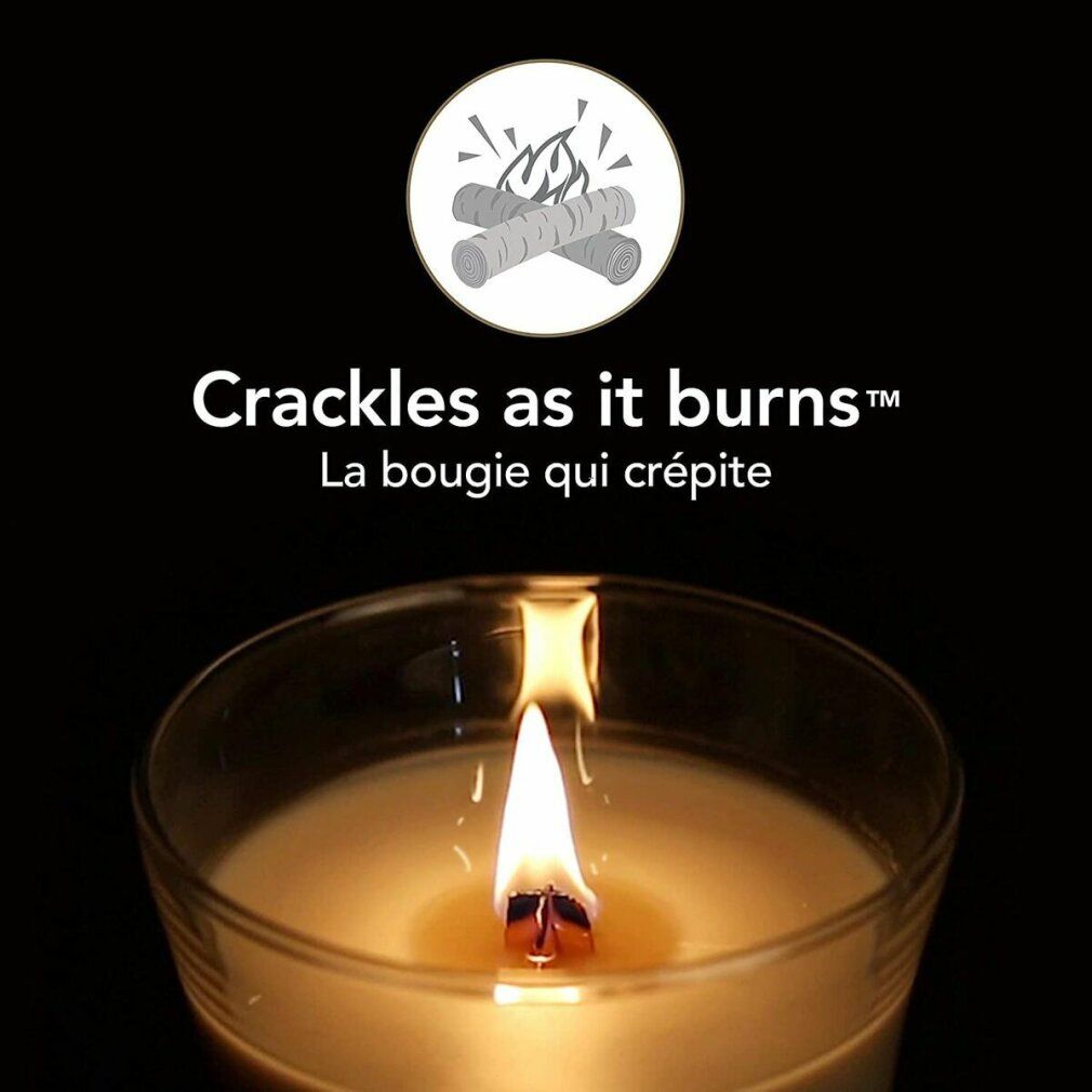 Nahaufnahme einer brennenden Kerze. Text: "Crackles as it burns".