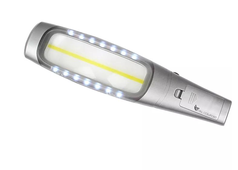 LED-Lupe mit Leseführung. Silberfarbenes Gehäuse, rechteckige Linse mit gelbem Streifen. LED-Beleuchtung.