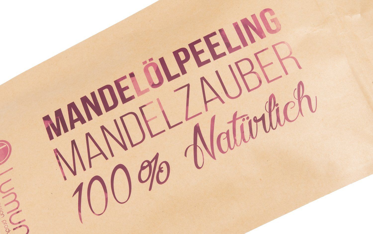 Beutel mit Aufschrift: MANDELÖLPEELING MANDELZAUBER 100% Natürlich. Logo Lumunu. Beige Hintergrund.