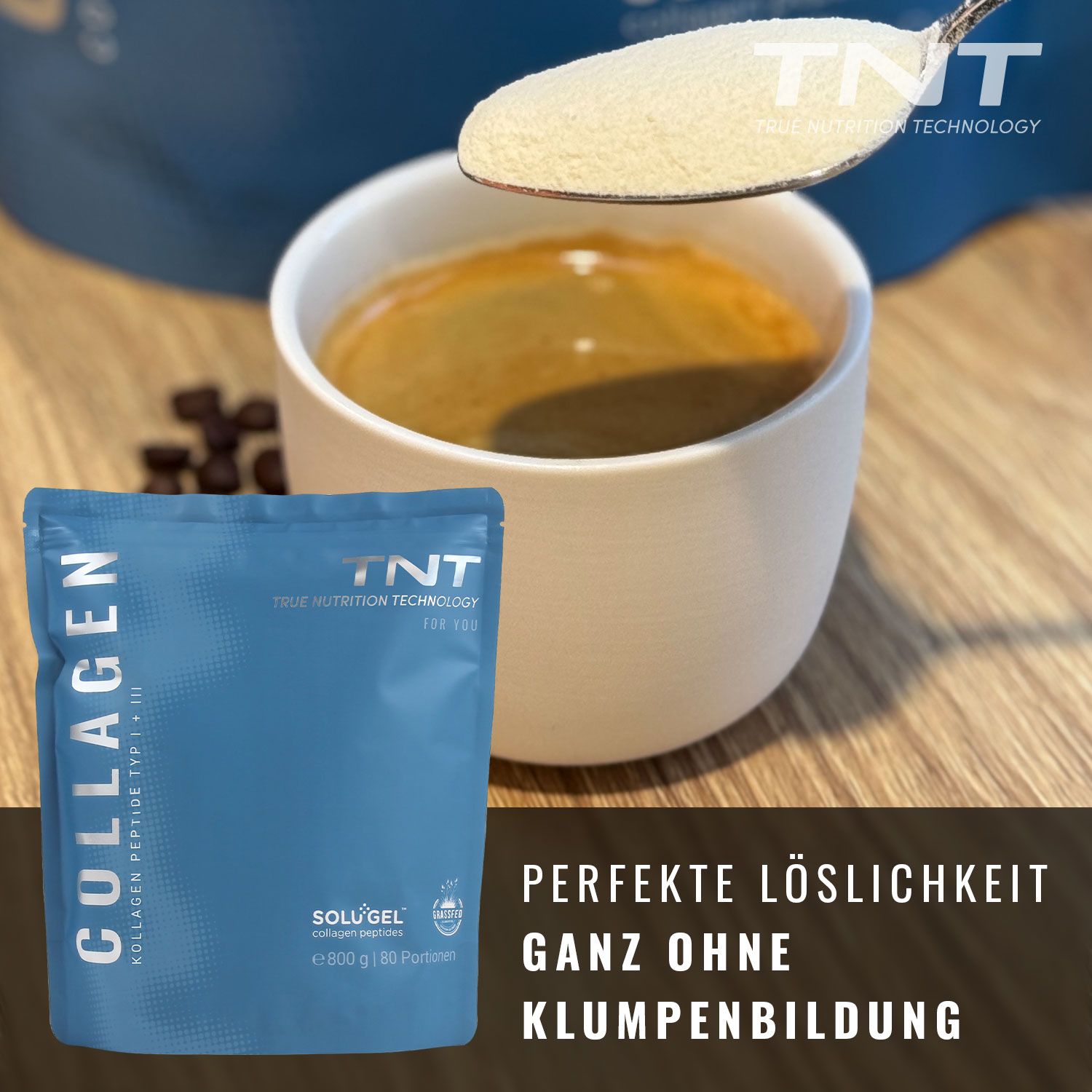 Produktbeutel neben einer Tasse Kaffee. Löffel mit Pulver. Text: "PERFEKTE LÖSLICHKEIT GANZ OHNE KLUMPENBILDUNG".