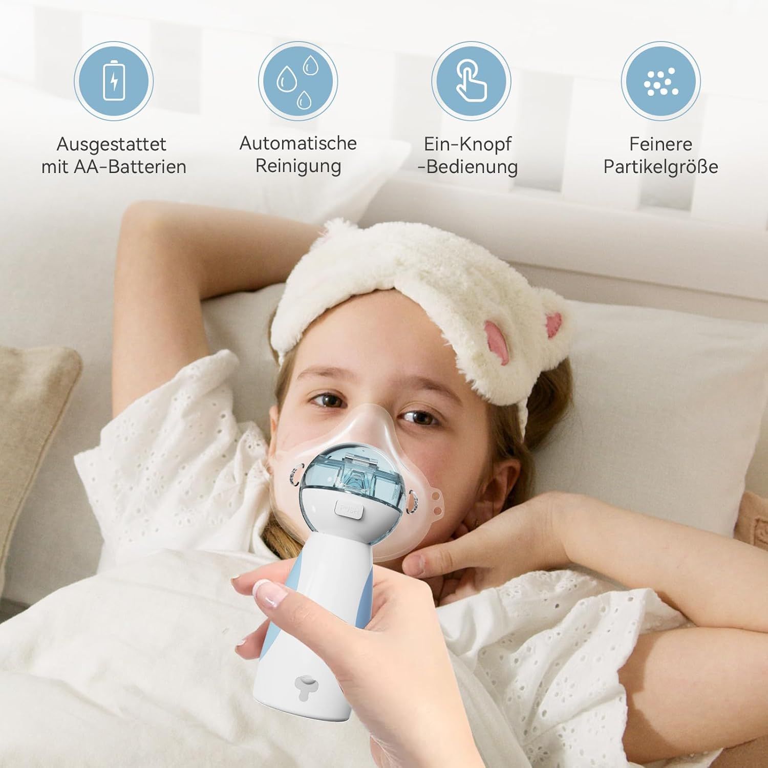 Weiß-blauer Vernebler in Verwendung. Kind mit Maske. Symbole: Batterie, Reinigung, Ein-Knopf-Bedienung, feine Partikel.
