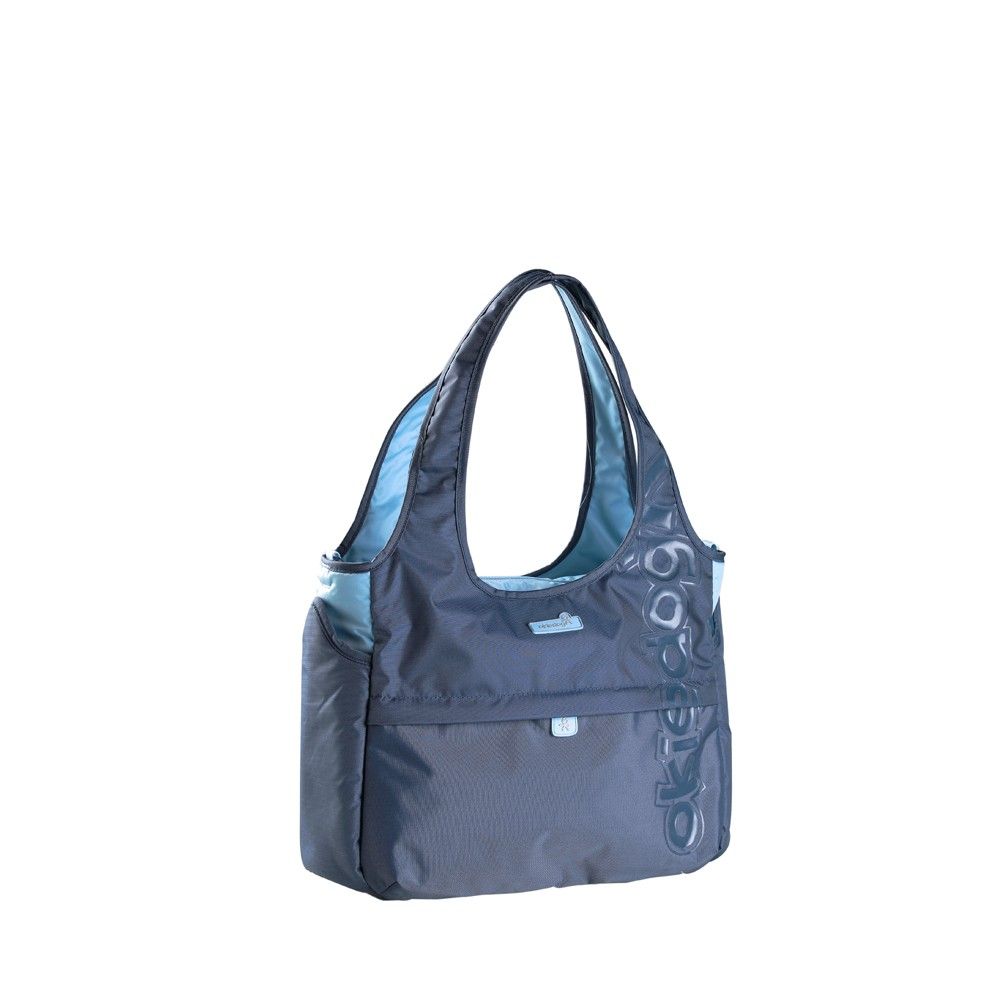 Dunkelgraue Wickeltasche mit hellblauem Innenfutter. Auf der Seite ist der Schriftzug "okiedog" zu sehen. Zwei Tragegriffe.