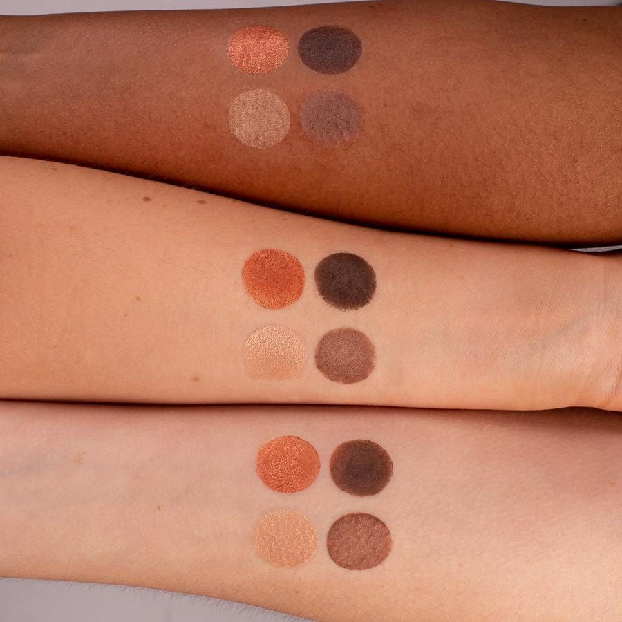Arme mit vier Lidschatten-Farben auf der Haut. Verschiedene Hauttöne. GRN [GRÜN] Essential Eyeshadow Palette sunset.