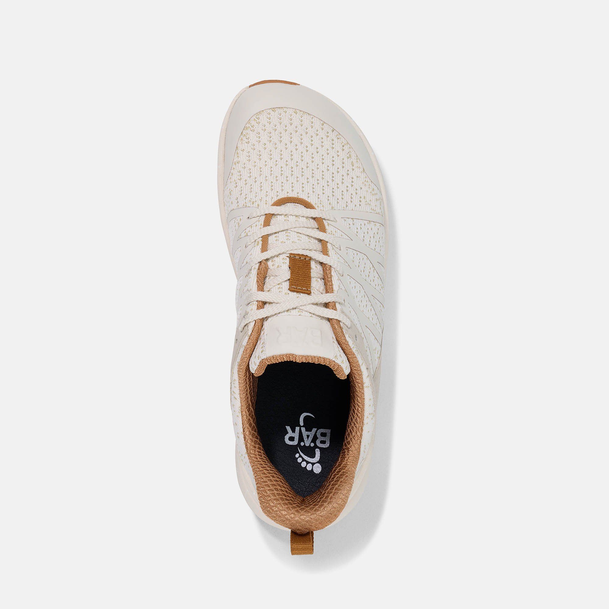 Draufsicht auf einen cremefarbenen Unisex-Sneaker. Braune Akzente an Zunge und Sohle. Innensohle mit Logo.