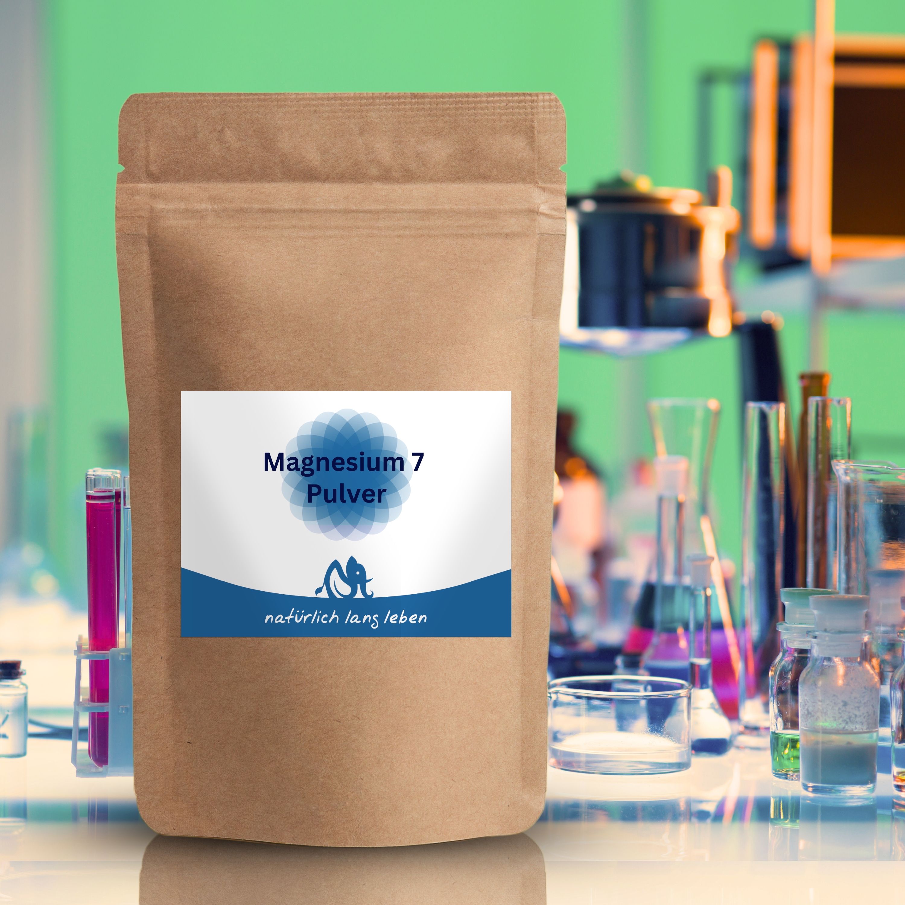 Braune Pulververpackung mit blau-weißem Etikett. Aufschrift: Magnesium 7 Pulver. Logo: blaues Blütenmuster und Schriftzug. Laborhintergrund.