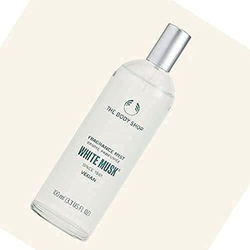Schräg gestellte transparente Flasche mit silbernem Sprühkopf. Etikett mit Logo, Text: White Musk, Fragrance Mist, Vegan. 100 ml.