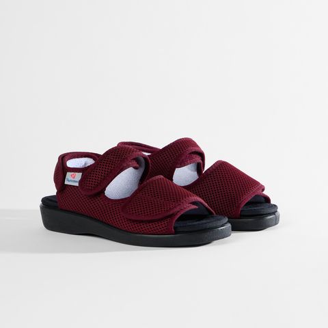 Rote Sandale mit Klettverschluss und atmungsaktivem Mesh-Obermaterial.