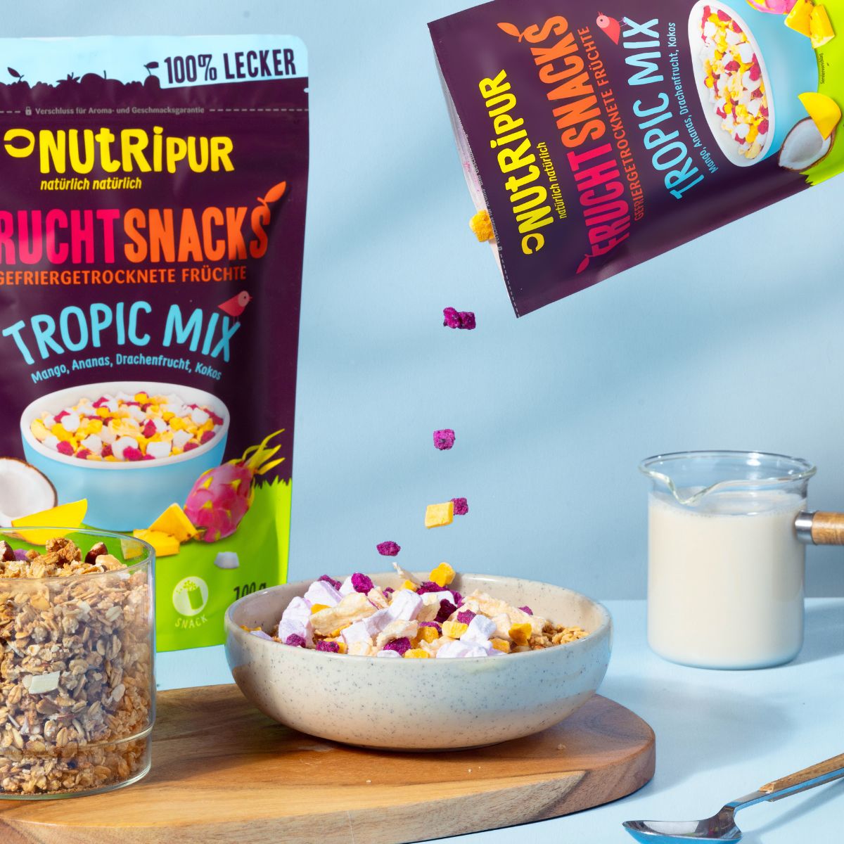 Gefriergetrocknete Früchte werden in eine Schale gegossen. Daneben Beutel mit Aufschrift: NutriPur, Tropic Mix.
