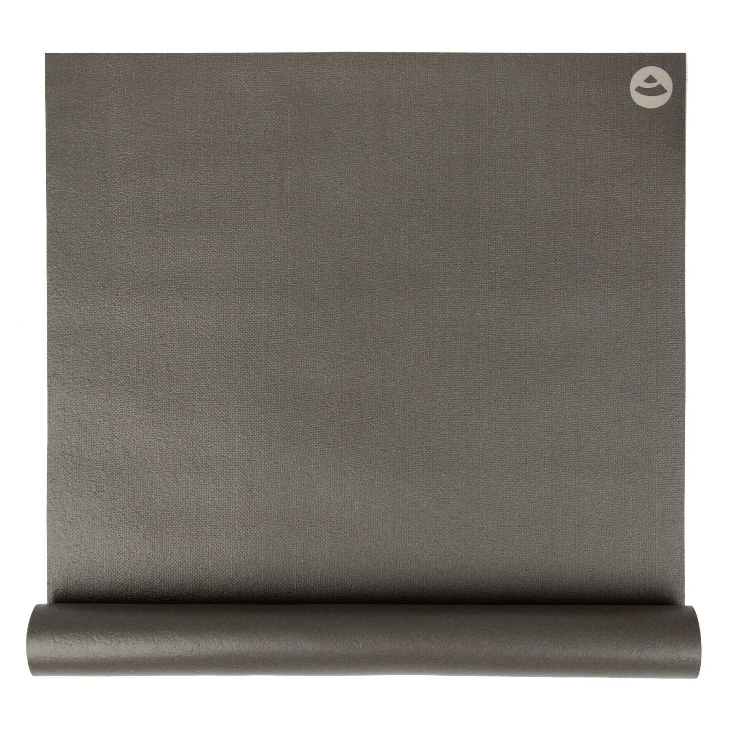 Graue Yogamatte, teilweise gerollt. Logo in der Ecke. Matte liegt flach auf weißem Hintergrund.