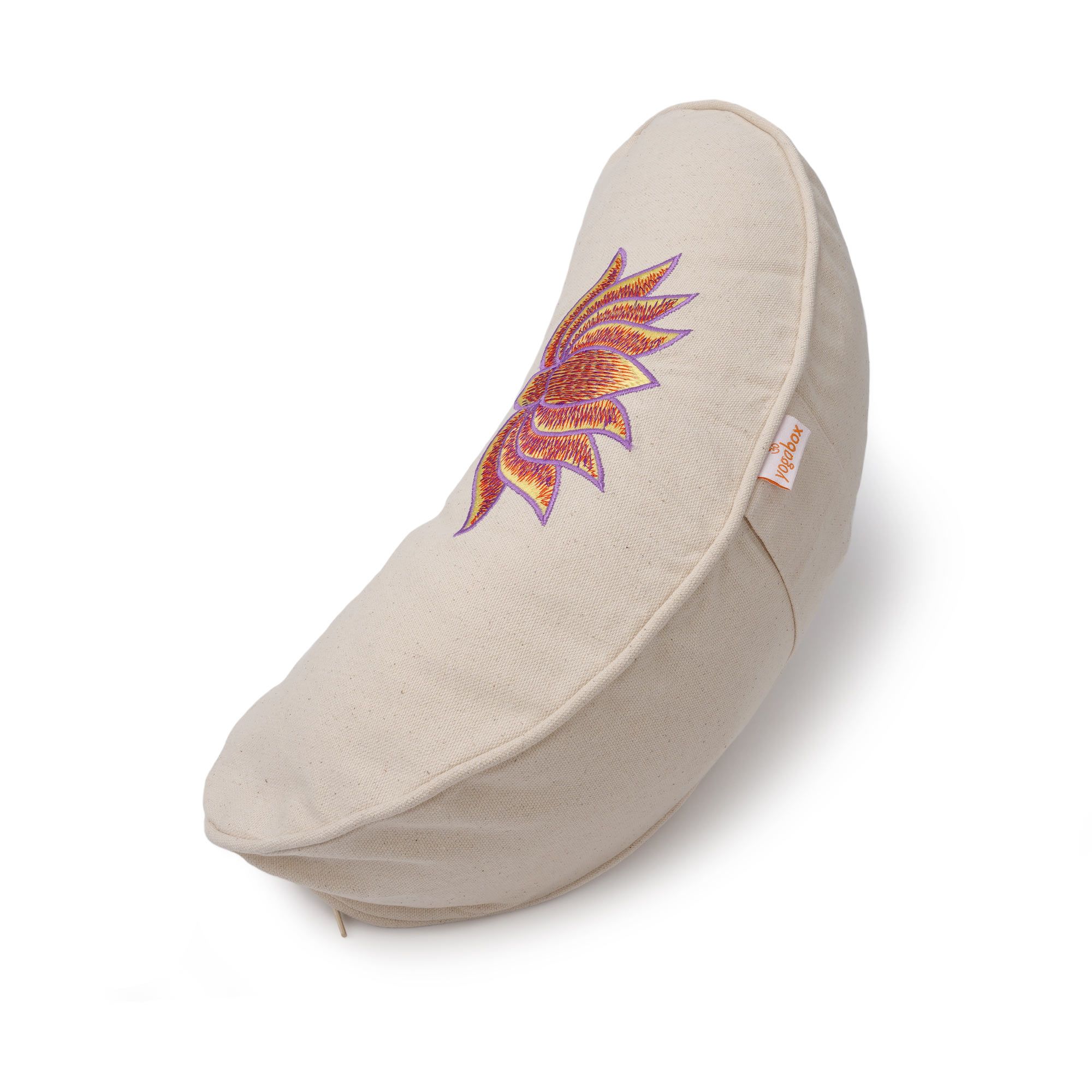 Seitenansicht eines Halbmond-Yogakissens aus Naturstoff mit aufgestickter Lotusblüte.