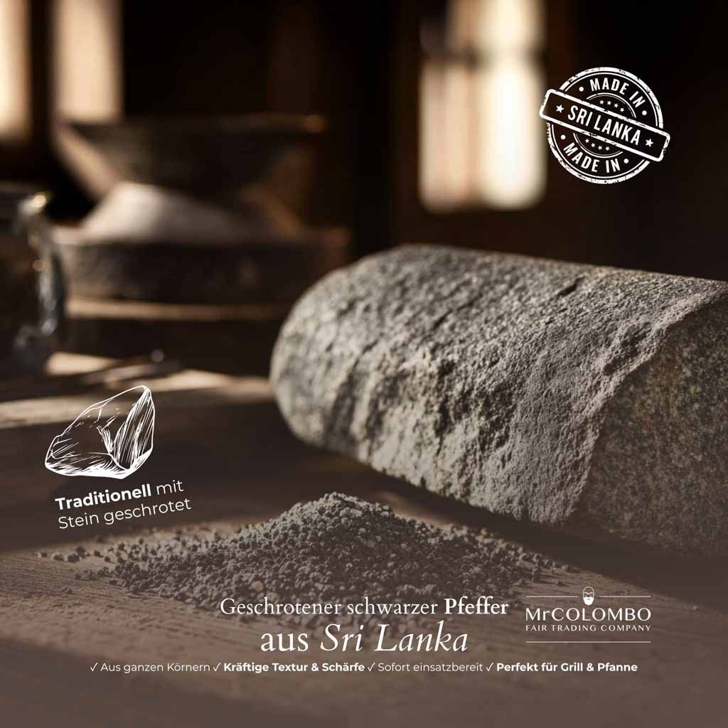 Geschroteter schwarzer Pfeffer aus Sri Lanka. Steinmörser und Pfeffer auf Holz. Logo Mr. Colombo.