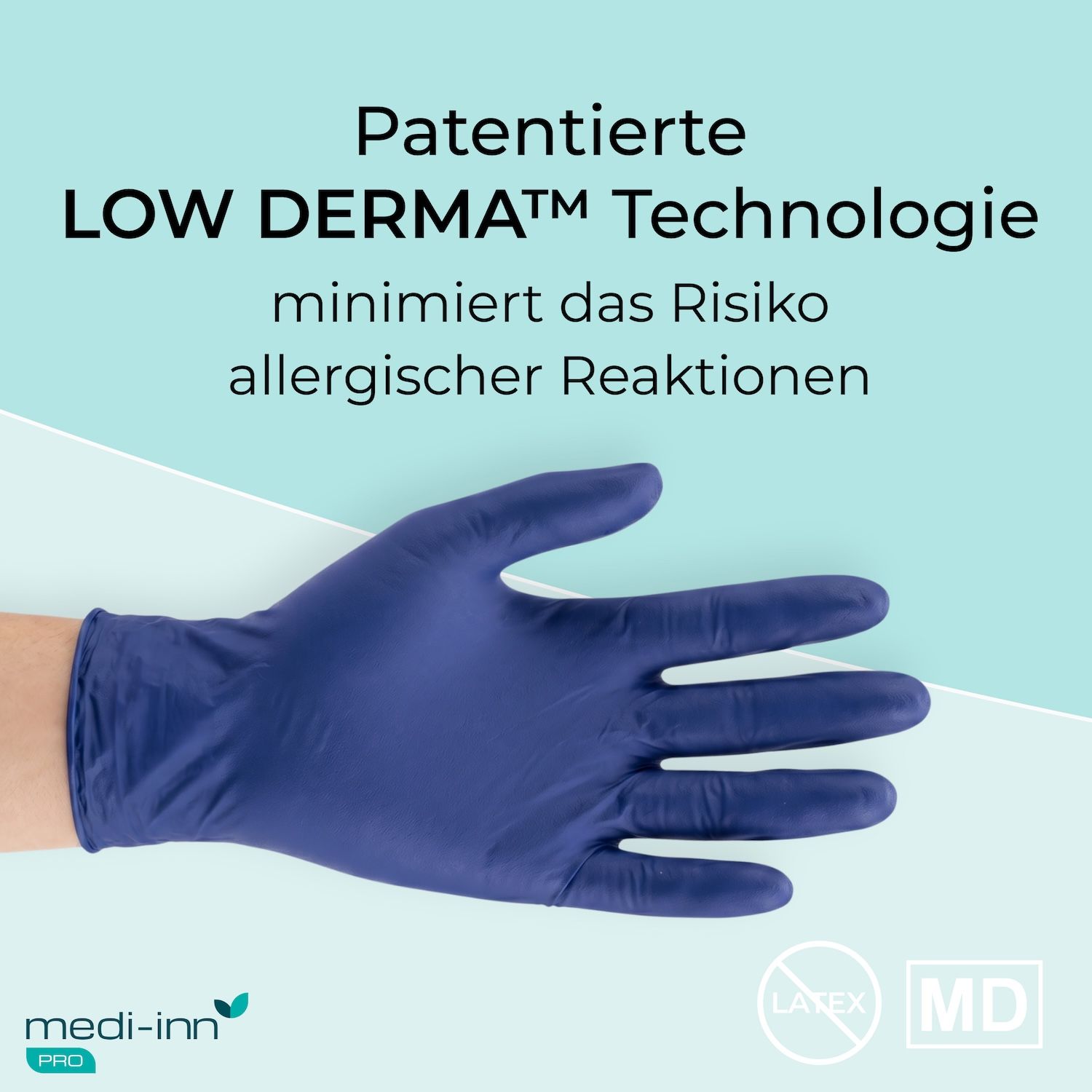Blaue Nitril-Einmalhandschuhe mit Text auf der Oberseite über "Patented LOW DERMA™ Technology".