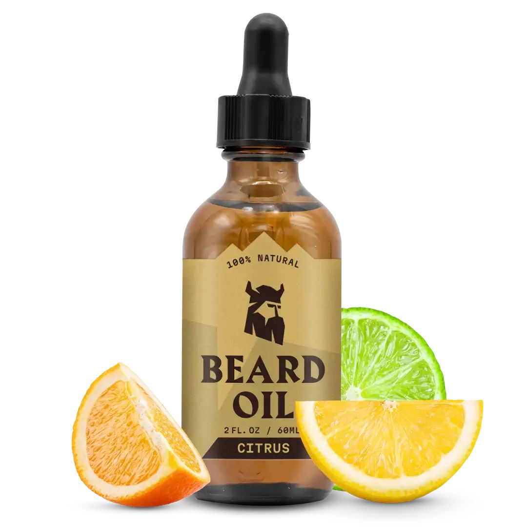 Braune Glasflasche mit Pipette, Etikett mit Logo und Schriftzug BEARD OIL CITRUS. Daneben Zitrusfrüchte.