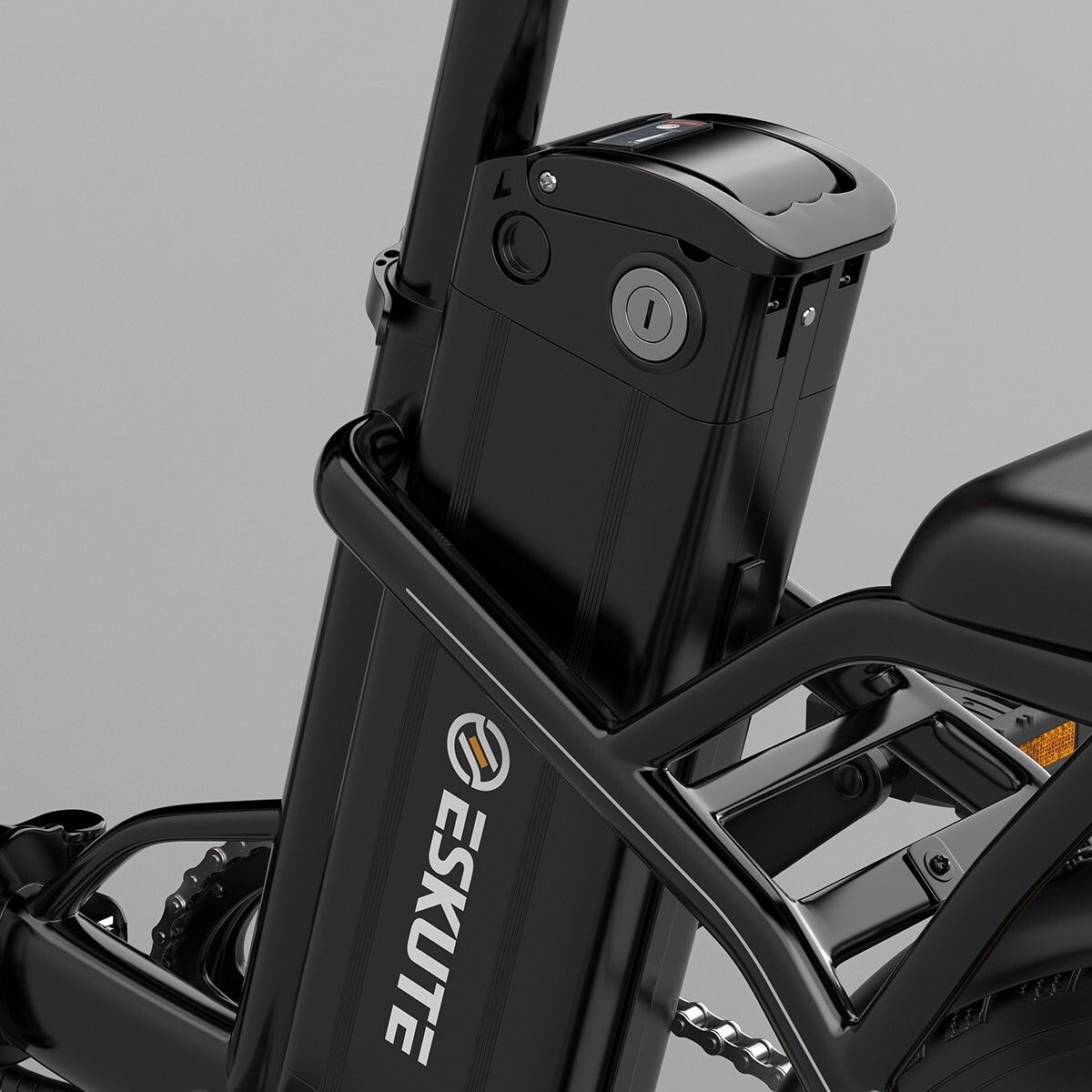 Schwarzer Akku am Rahmen eines Elektrofahrrads. Marke ESKUTE.