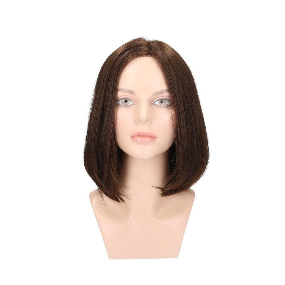 Braune Perücke auf einem Schaufensterkopf. Mittellange, glatte Haare. Frontalansicht.