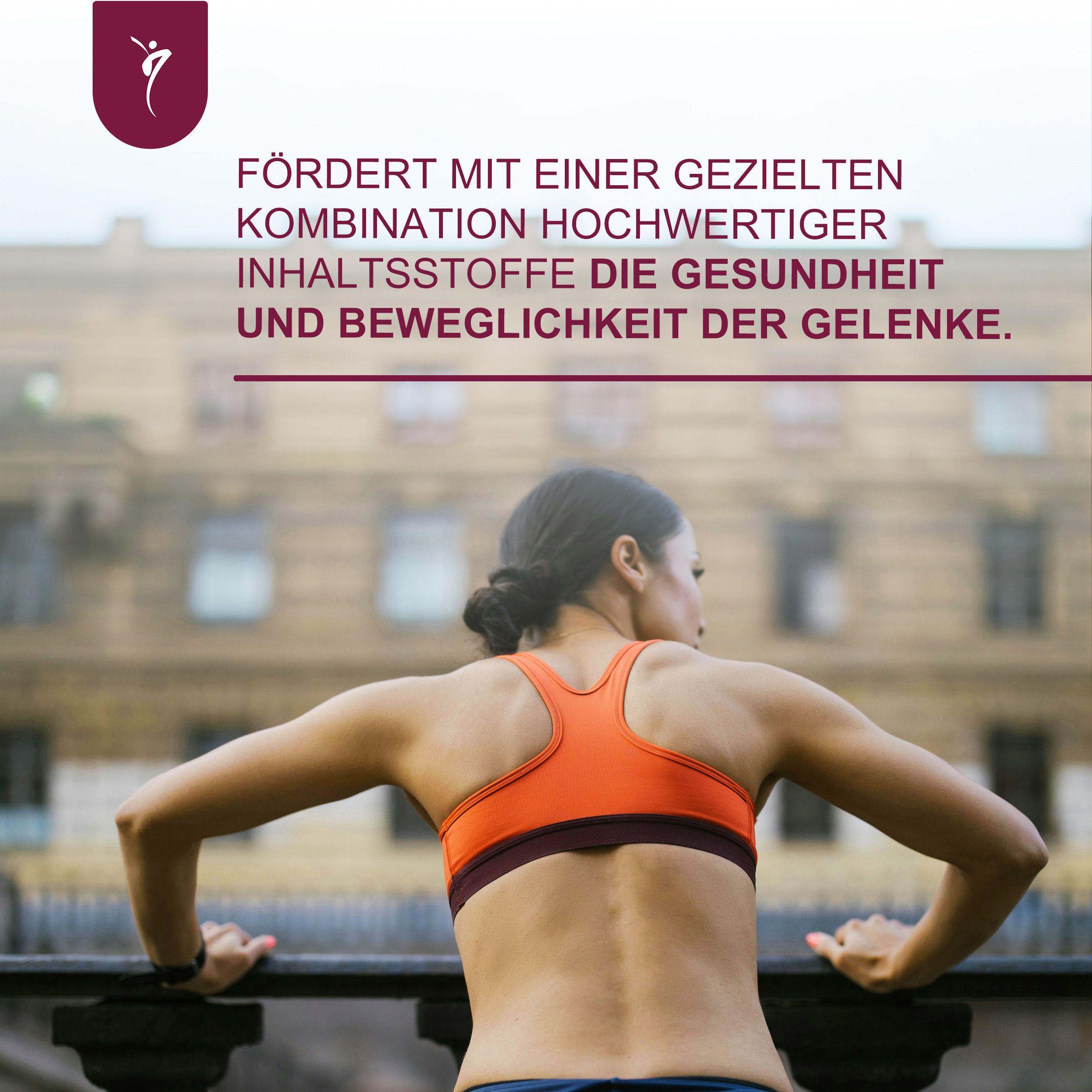 Eine Frau in Sportkleidung lehnt sich an ein Geländer. Der Fokus liegt auf ihrem Rücken und ihren Armen.