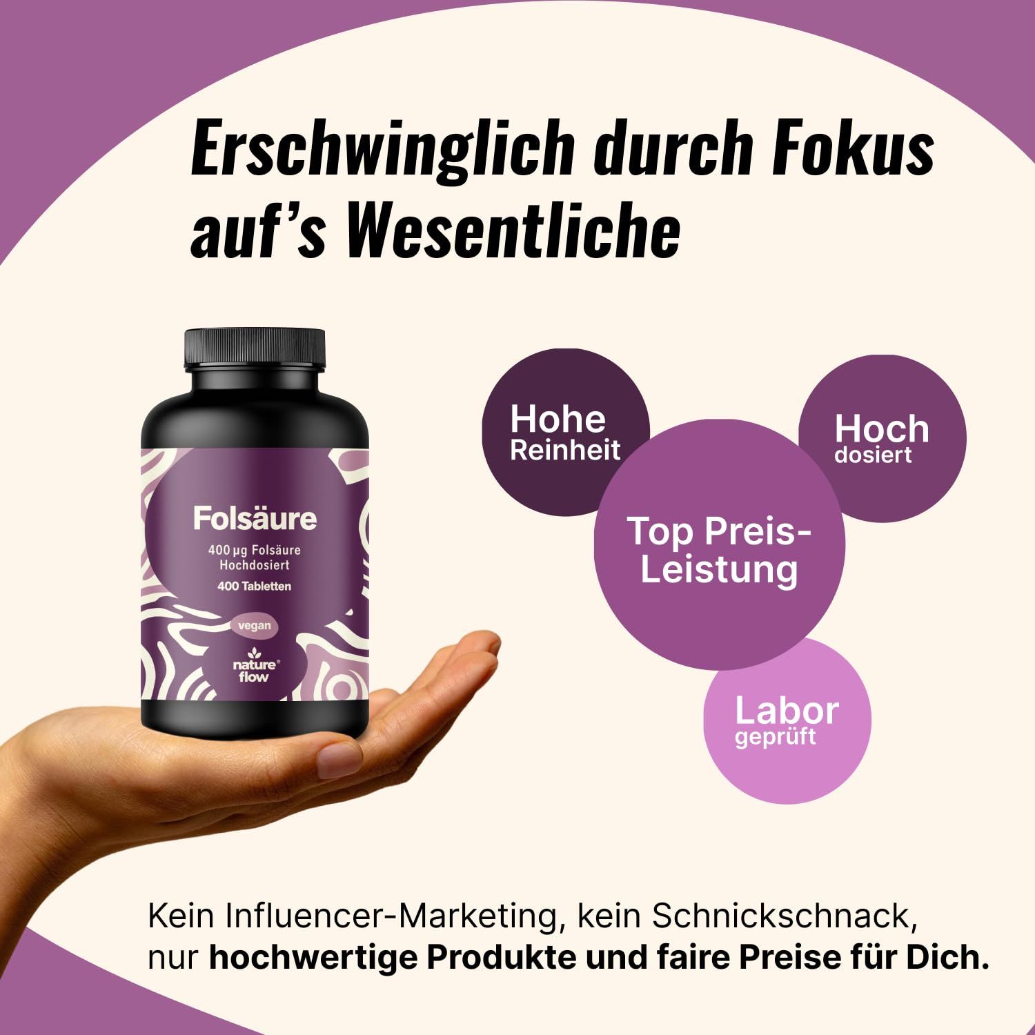 Hand hält Flasche mit Folsäure-Tabletten. Aufschrift: Folsäure 400 µg, 400 Tabletten. Vegan. Marke: nature flow. Zusätzliche Informationen: hohe Reinheit, Top Preis-Leistung, Labor geprüft.