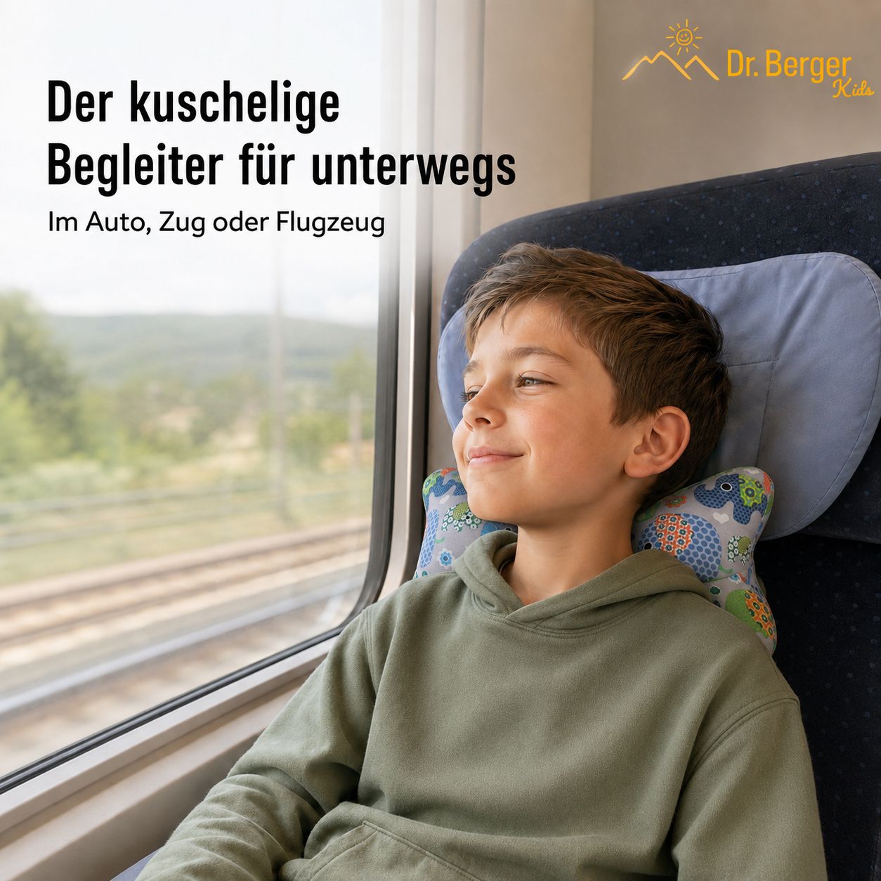 Kind reist mit einem knochenförmigen Kissen mit Elefantenmuster.