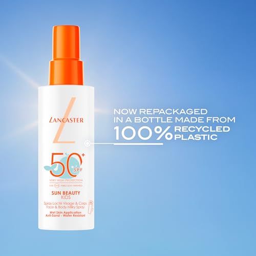 Weiße Sprayflasche mit orangefarbenem Sprühkopf. Aufschrift: Lancaster, 50 SPF, Sun Beauty Kids. Text: 100% recyceltes Plastik.