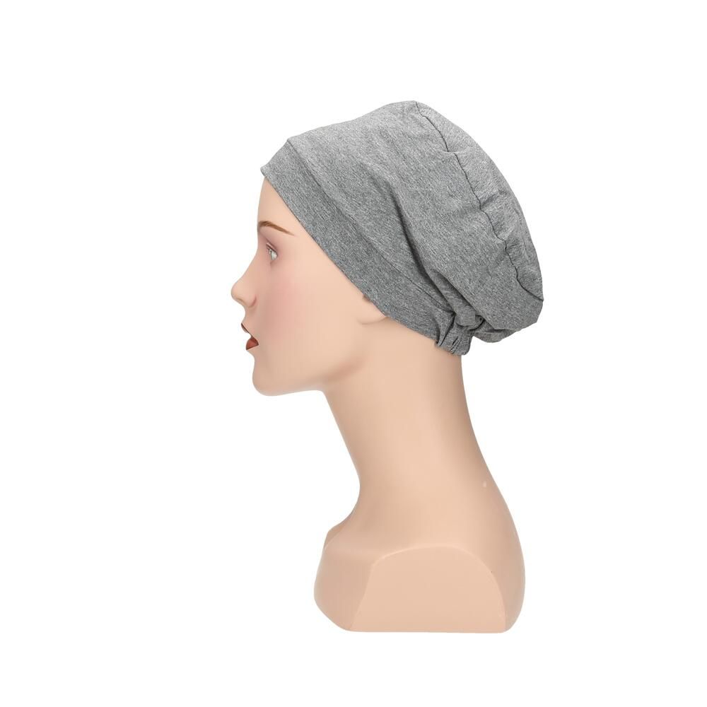 Grauer Turban auf einer Schaufensterpuppe. Seitenansicht. Stoffhaube mit Falten. Für den Kopf.