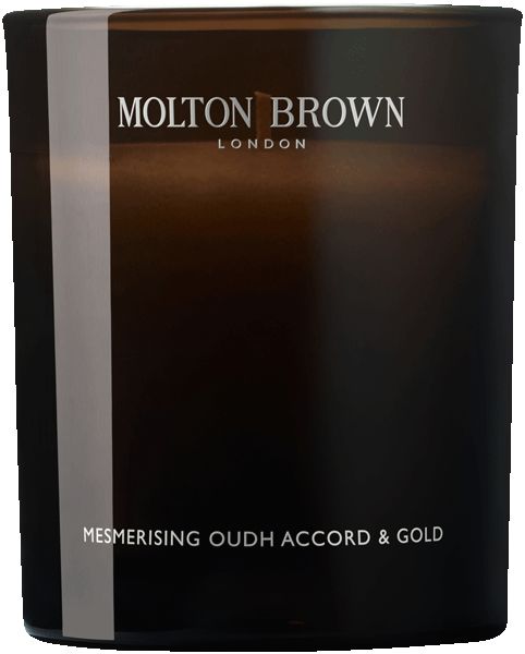 Zylindrische Kerze in braunem Glas. Aufschrift: Molton Brown London, Mesmerising Oudh Accord & Gold. Weißer Streifen.