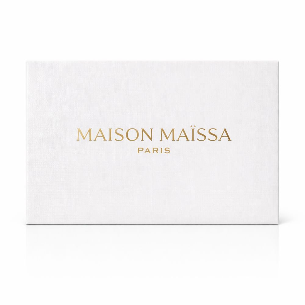 Weiße Schachtel mit goldfarbenem Schriftzug: MAISON MAÏSSA PARIS. Rechteckige Form, glatte Oberfläche.