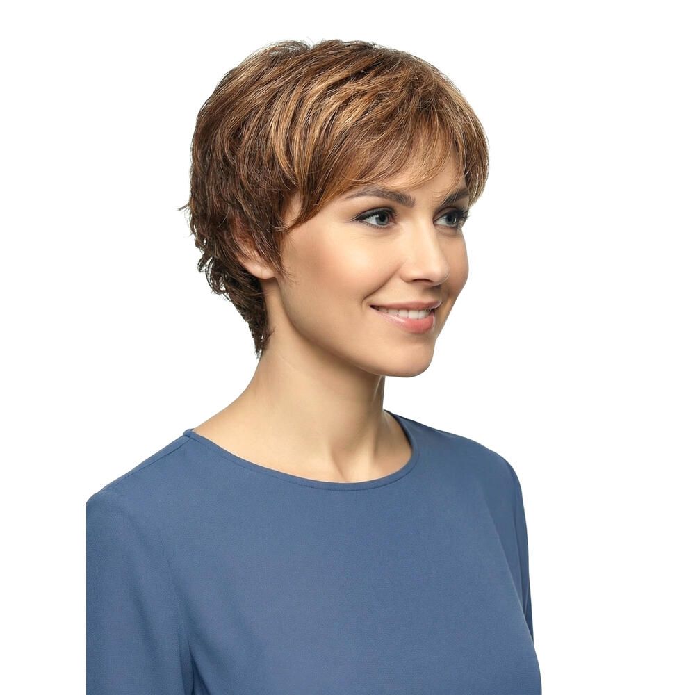 Kurzhaarperücke mit braunen und blonden Strähnen. Die Frau trägt ein blaues Oberteil. Sie lächelt.