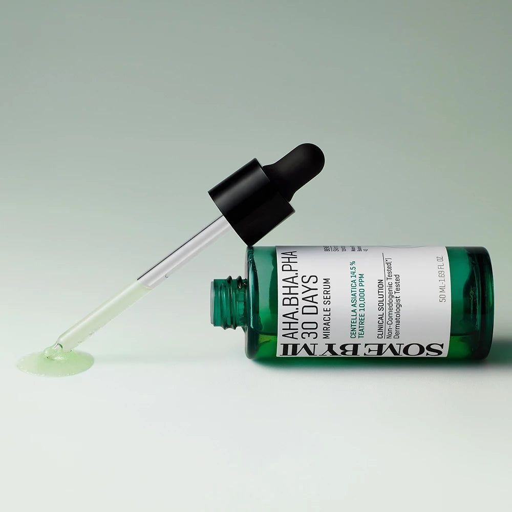 Grüne Serumflasche mit Pipette. Aufschrift: AHA.BHA.PHA 30 DAYS MIRACLE SERUM. Serum tropft aus Pipette.