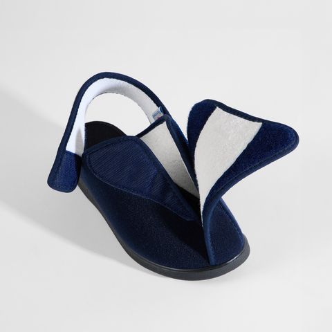 Blauer Hausschuh mit geöffnetem Klettverschluss und Lammfellfutter.