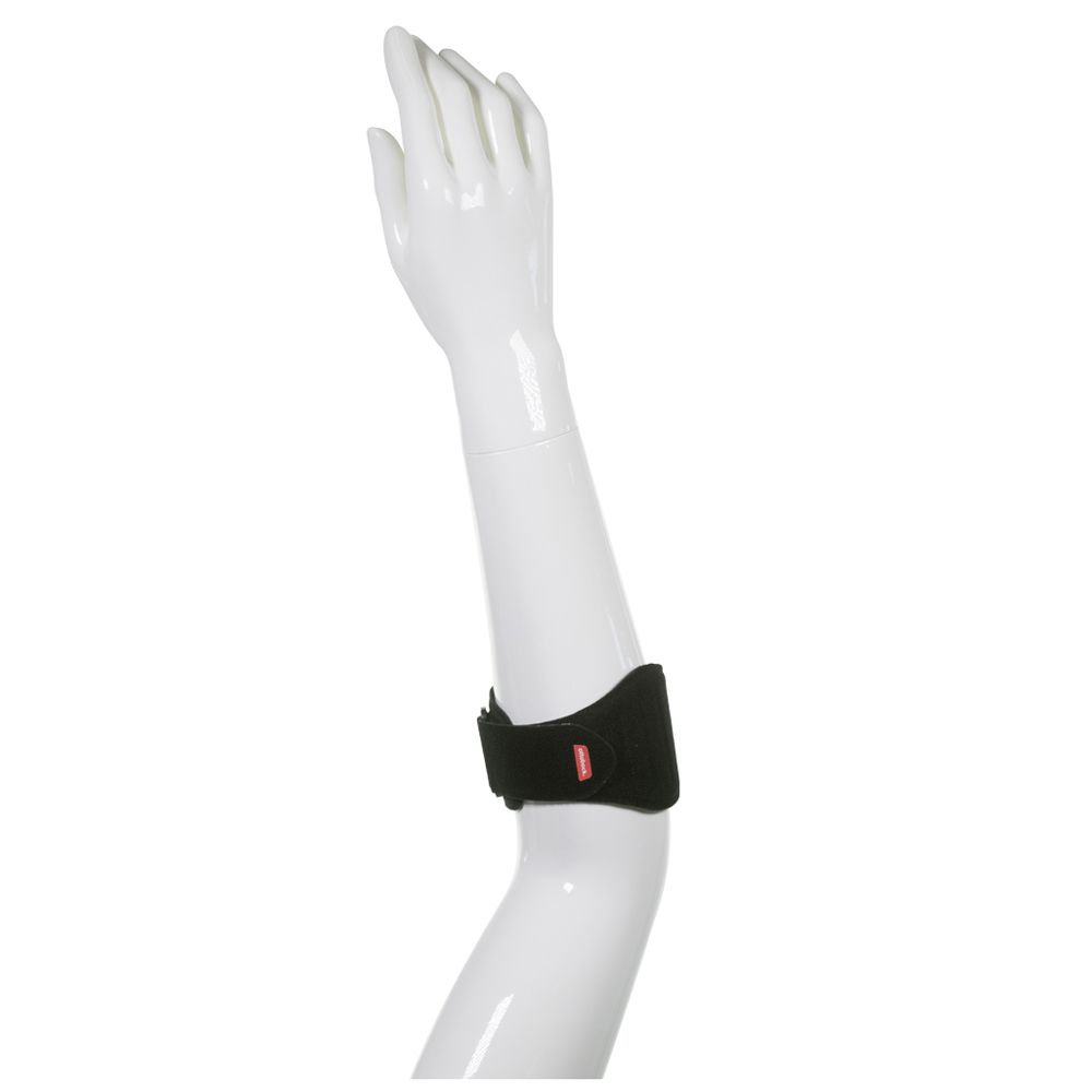 Schwarze Epicondylitisorthese am Arm einer weißen Büste. Rotes Logo. Klettverschluss.