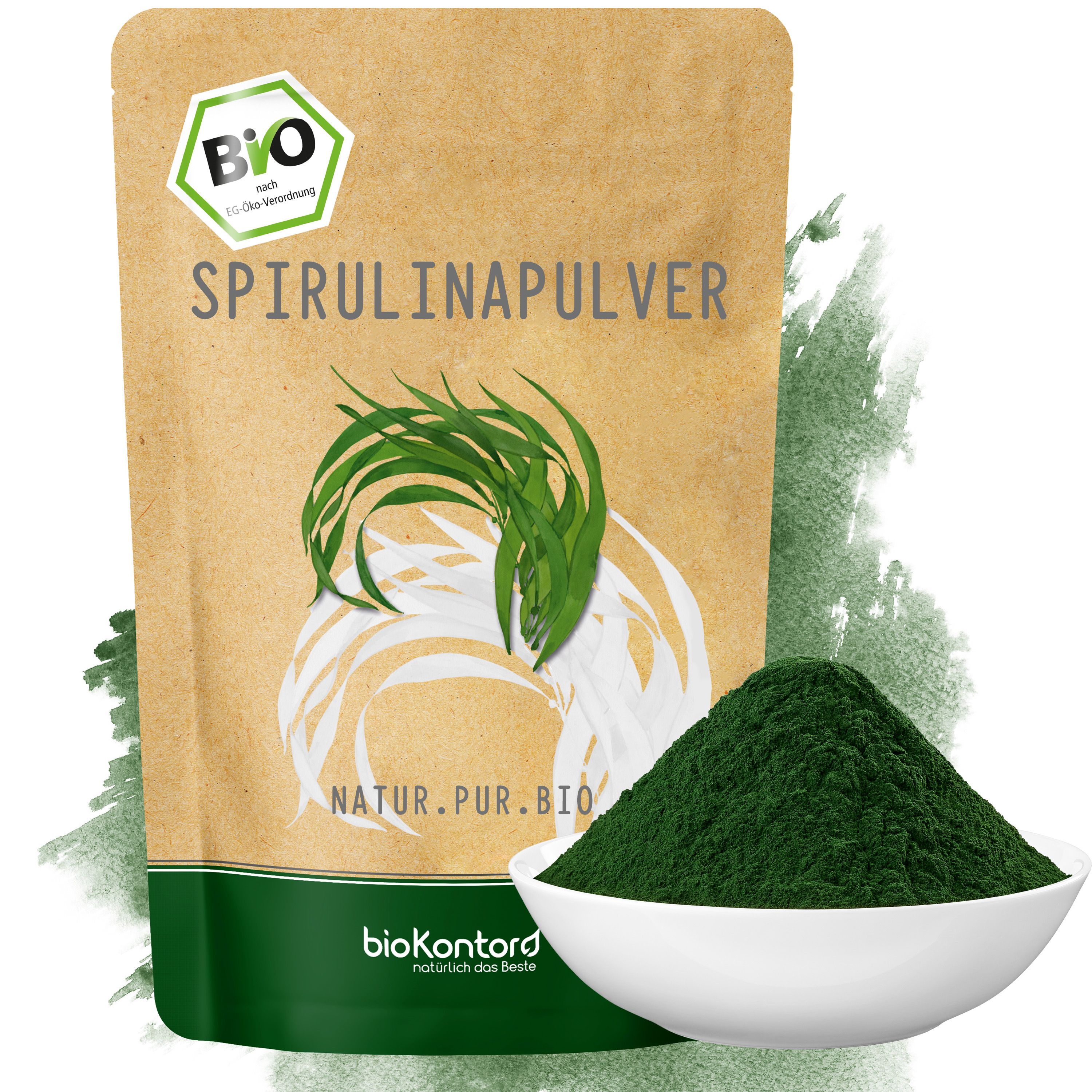 Bio Spirulinapulver in brauner Standverpackung mit Sichtfenster und grüner Spirulina-Grafik. Daneben eine Schale mit Pulver.