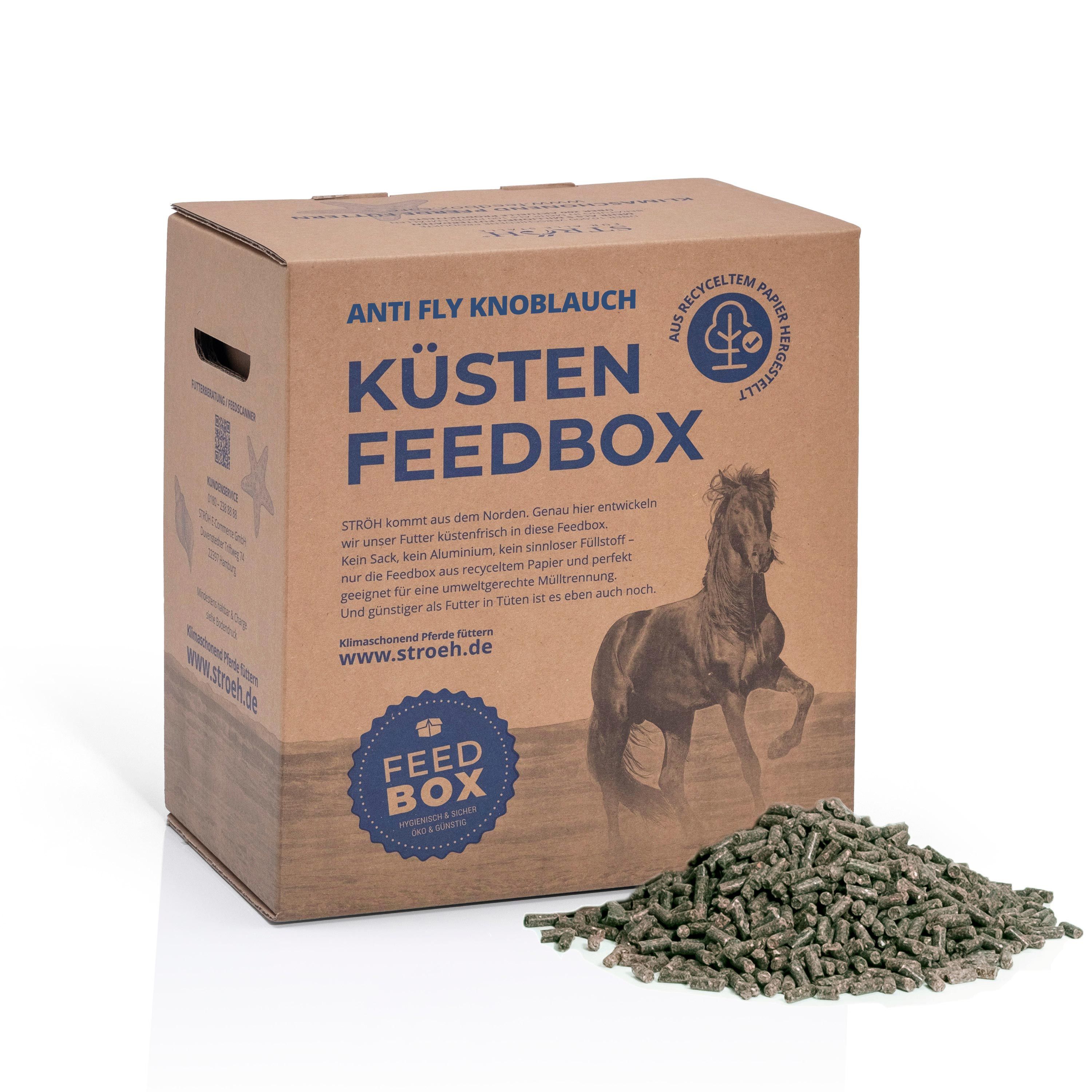 Karton "KÜSTEN FEEDBOX" mit Pellets. Text: Anti Fly Knoblauch. Mit Logo, Pferd und Papier-Recycling-Symbol. Pellets daneben.