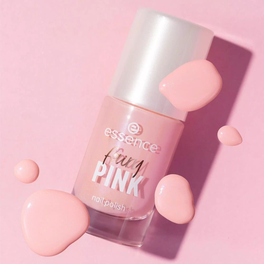 Essence Nagellack, rosa. Flasche und Kleckse auf rosa Untergrund. Aufschrift: Fairy Pink, nail polish.