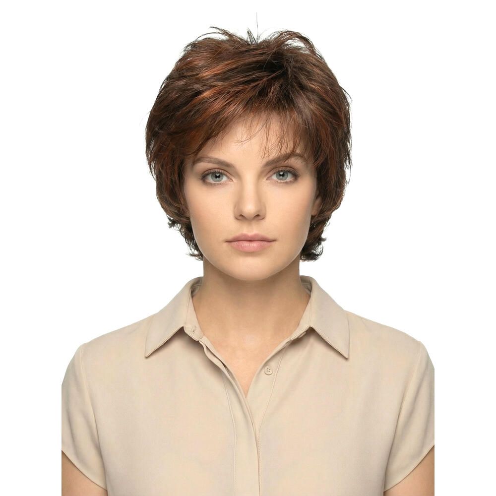 Kurze, braune Perücke mit roten Highlights. Frontale Ansicht einer Frau, die eine beige Bluse trägt.