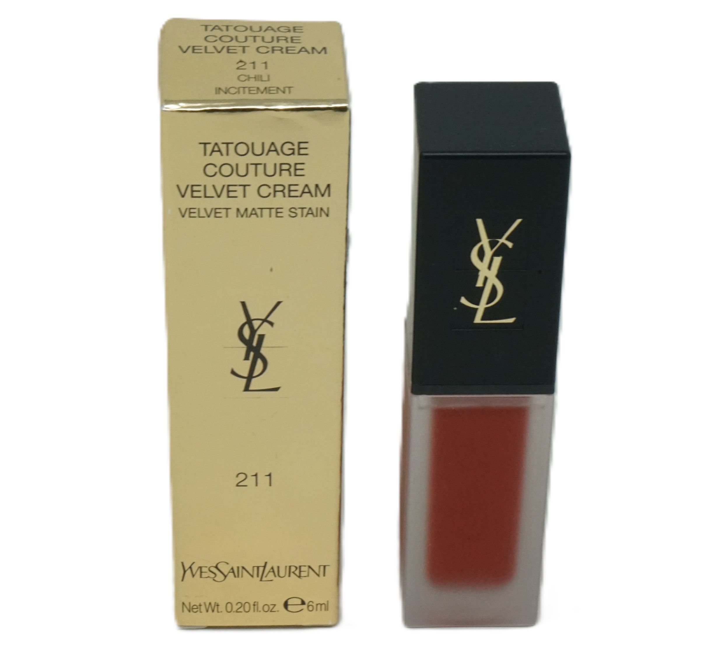Lippenstift und Verpackung. Goldfarbene Verpackung mit Produktnamen und Logo. Roter Lippenstift mit schwarzem Deckel.
