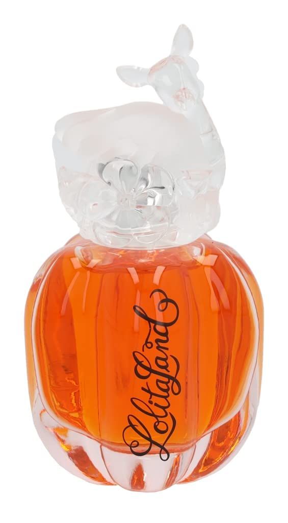 Runder Parfümflakon mit orangefarbener Flüssigkeit. Floral geformter Deckel. Schriftzug 'Lolitaland'.