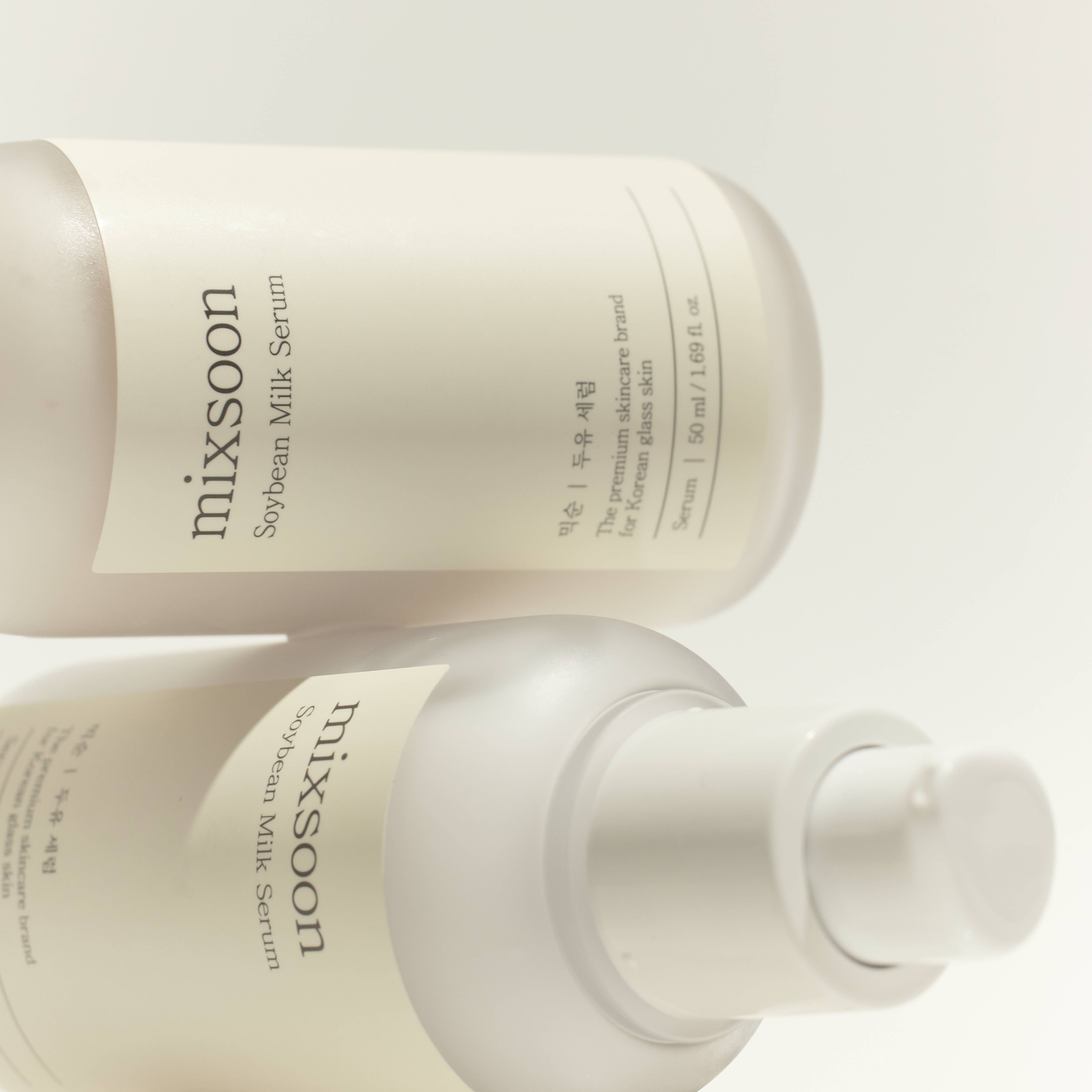 Zwei Serumflaschen. Aufschrift: mixsoon Soybean Milk Serum. Beige Etikett. Weißer Deckel.