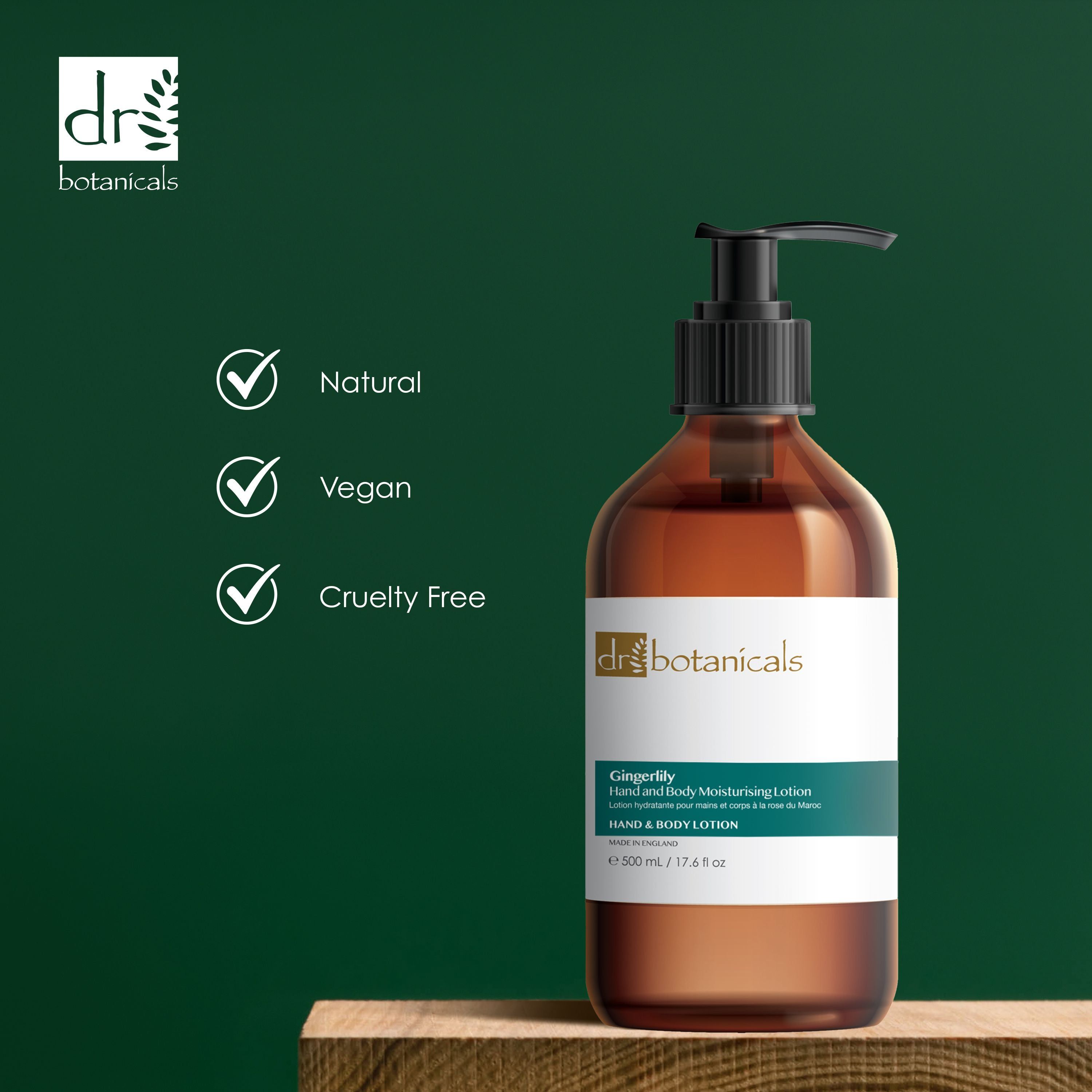 Braune Flasche auf Holzblock. Logos: Natural, Vegan, Cruelty Free. Dr Botanicals Gingerlily Hand & Body Moisturising Lotion.