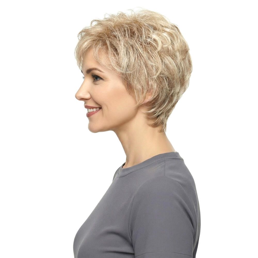 Blonde Kurzhaarperücke. Frau im Profil, lächelnd, trägt graues T-Shirt.