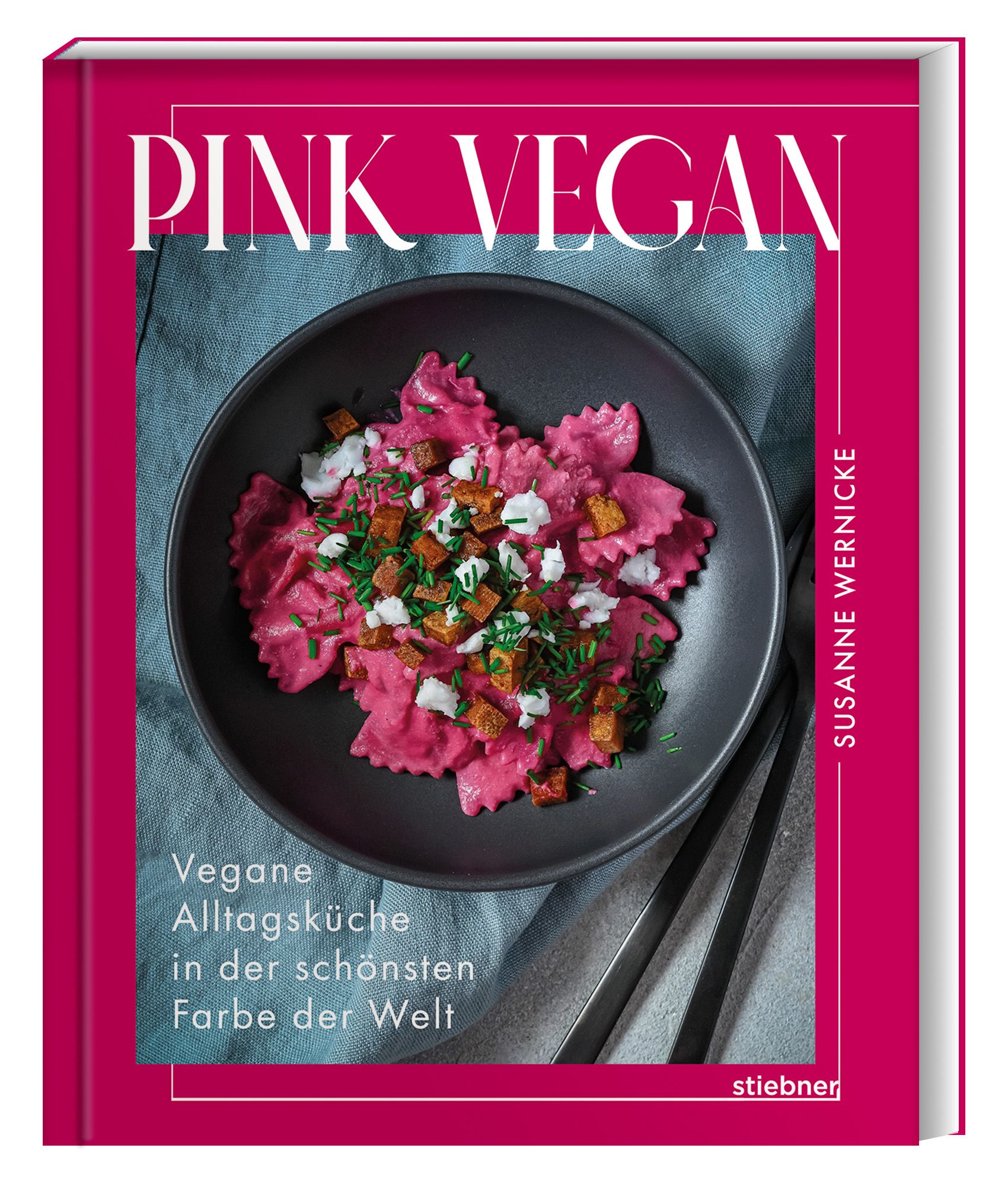 Buchcover: Pink Vegan. Titel in Weiß. Gericht mit pinken Nudeln, Croutons und Kräutern. Autorin: Susanne Wernicke. Verlag: stiebner.