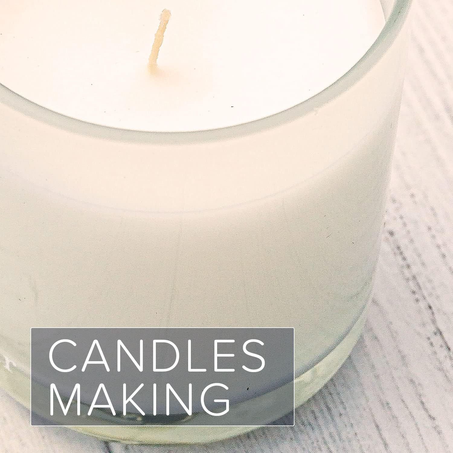Kerze in einem Glas. Weißes Wachs. Docht sichtbar. Text: CANDLES MAKING.