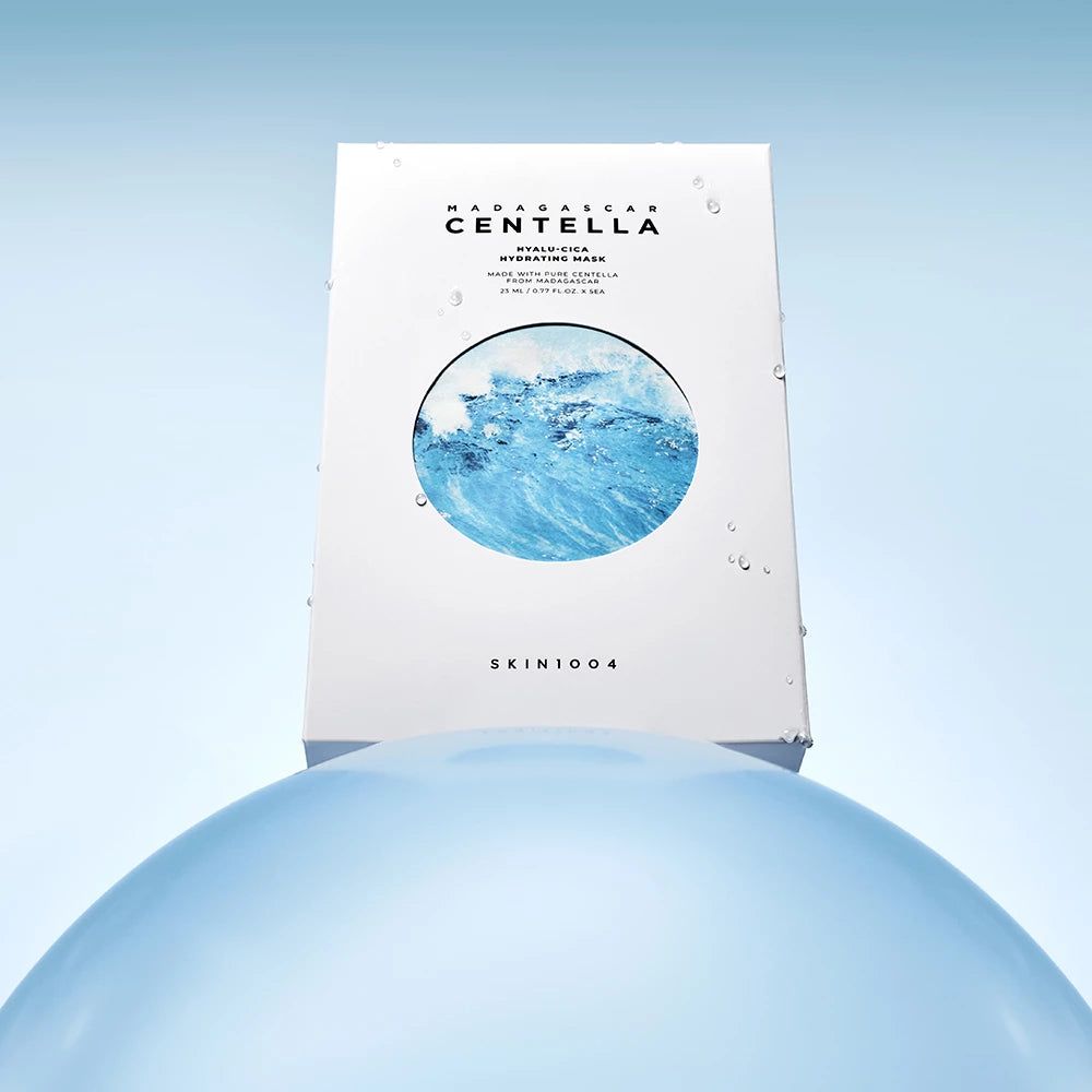 Weiße Verpackung für Centella Hyaluron-Maske mit Wellenmotiv und SKIN1004-Logo.