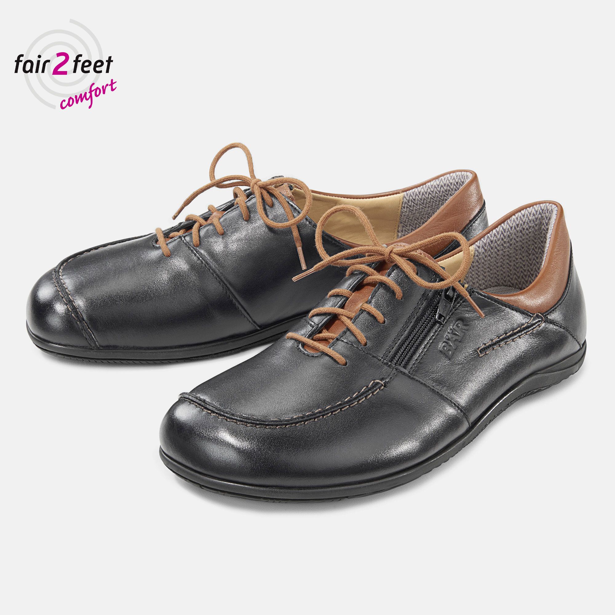 Schwarze Lederschnürschuhe mit braunen Schnürsenkeln und Akzenten. Reißverschluss an einem Schuh. Logo fair 2 feet comfort.