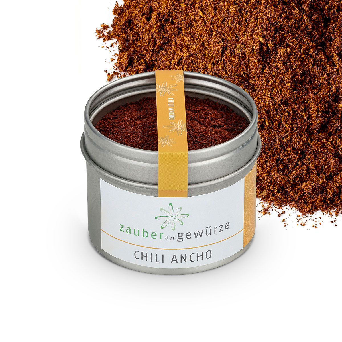 Metallbehälter mit Chili Ancho Gewürz. Etikett mit Produktname und Logo. Gelber Streifen mit Chili Ancho Schriftzug. Haufen Chili Ancho im Hintergrund.
