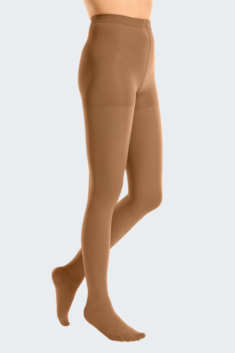 Hautfarbene Strumpfhose, seitliche Ansicht. Bein und Fuß sind sichtbar. Feines Material.