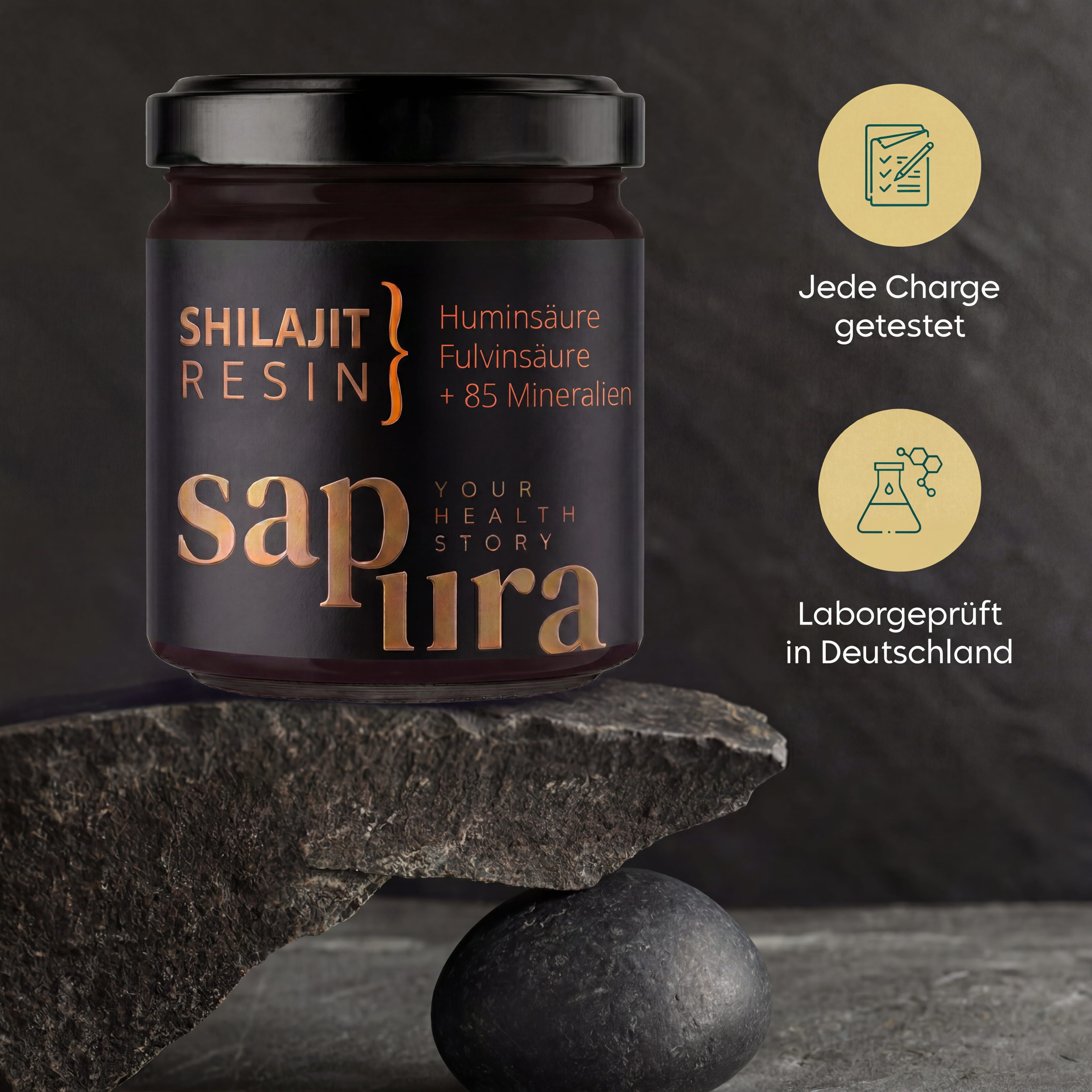 Shilajit Resin im Glas auf Stein, mit Icons für 'Jede Charge getestet' und 'Laborgeprüft'.