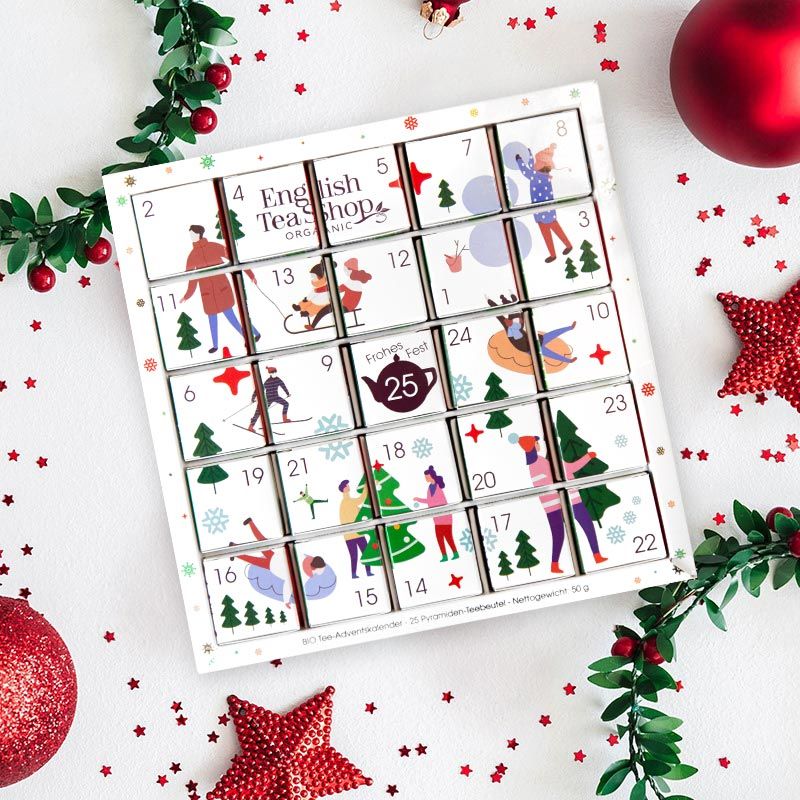Adventskalender mit 25 Teebeuteln. Verpackung mit Wintermotiven und der Marke English Tea Shop. Dekoration mit Sternen und Kugeln.